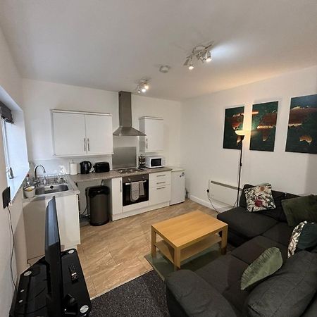 Enjoy A Spacious Lounge With A Cozy Sofa Bed And A Private Ensuite Bedroom Wednesbury Dış mekan fotoğraf