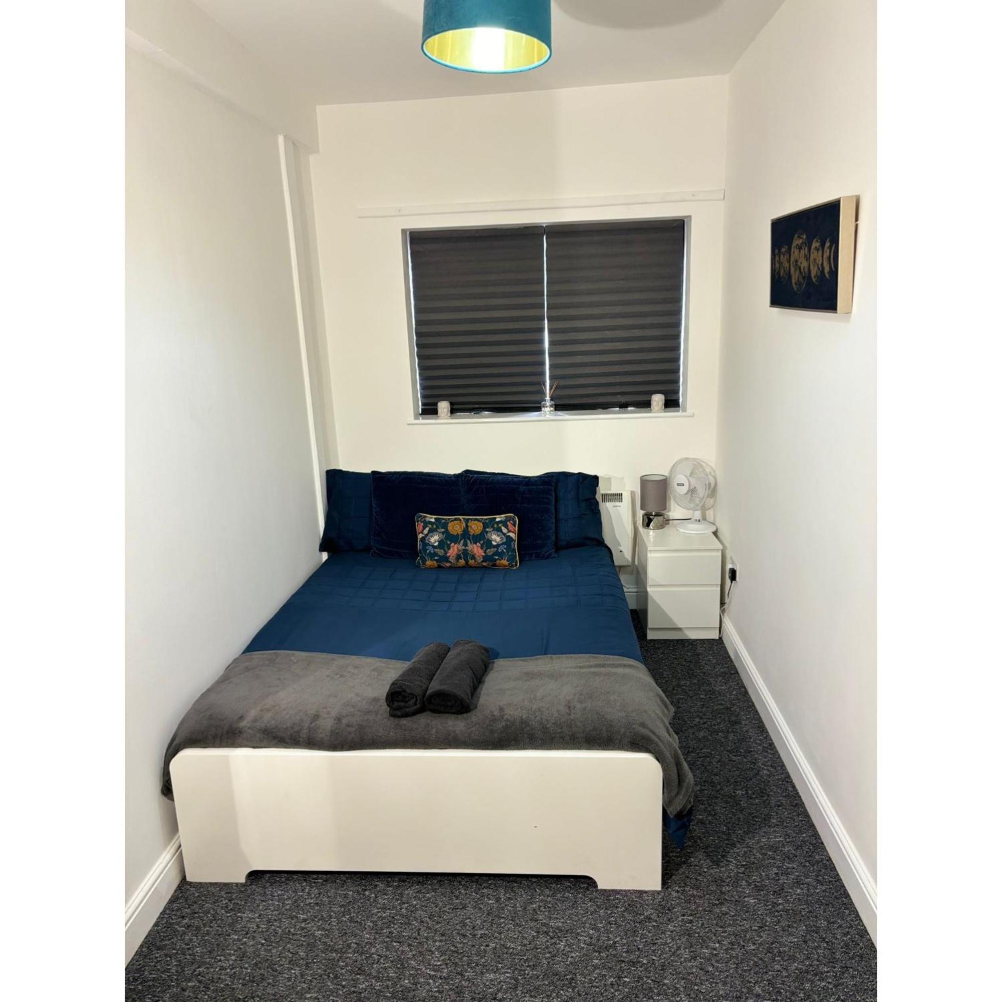 Enjoy A Spacious Lounge With A Cozy Sofa Bed And A Private Ensuite Bedroom Wednesbury Dış mekan fotoğraf
