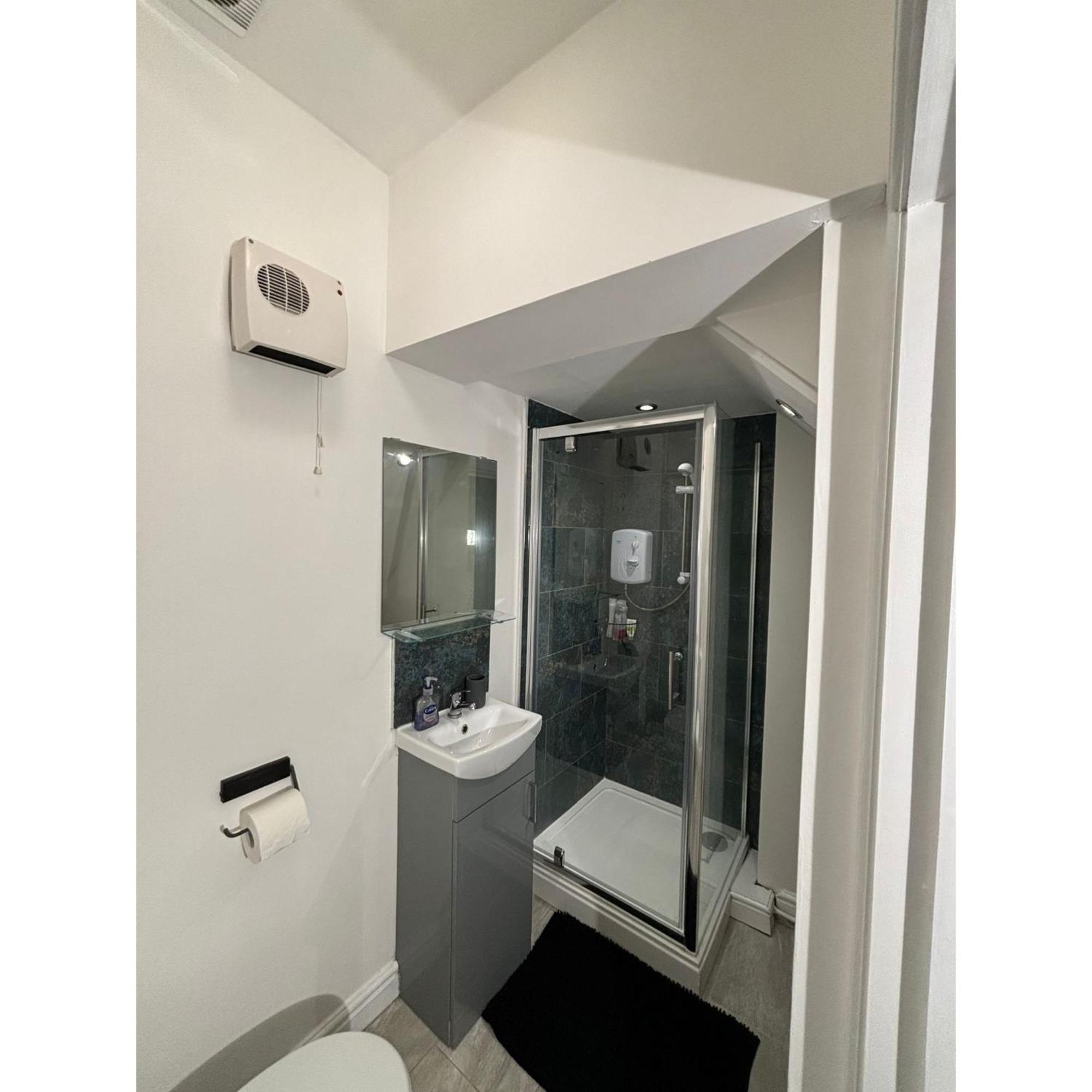 Enjoy A Spacious Lounge With A Cozy Sofa Bed And A Private Ensuite Bedroom Wednesbury Dış mekan fotoğraf