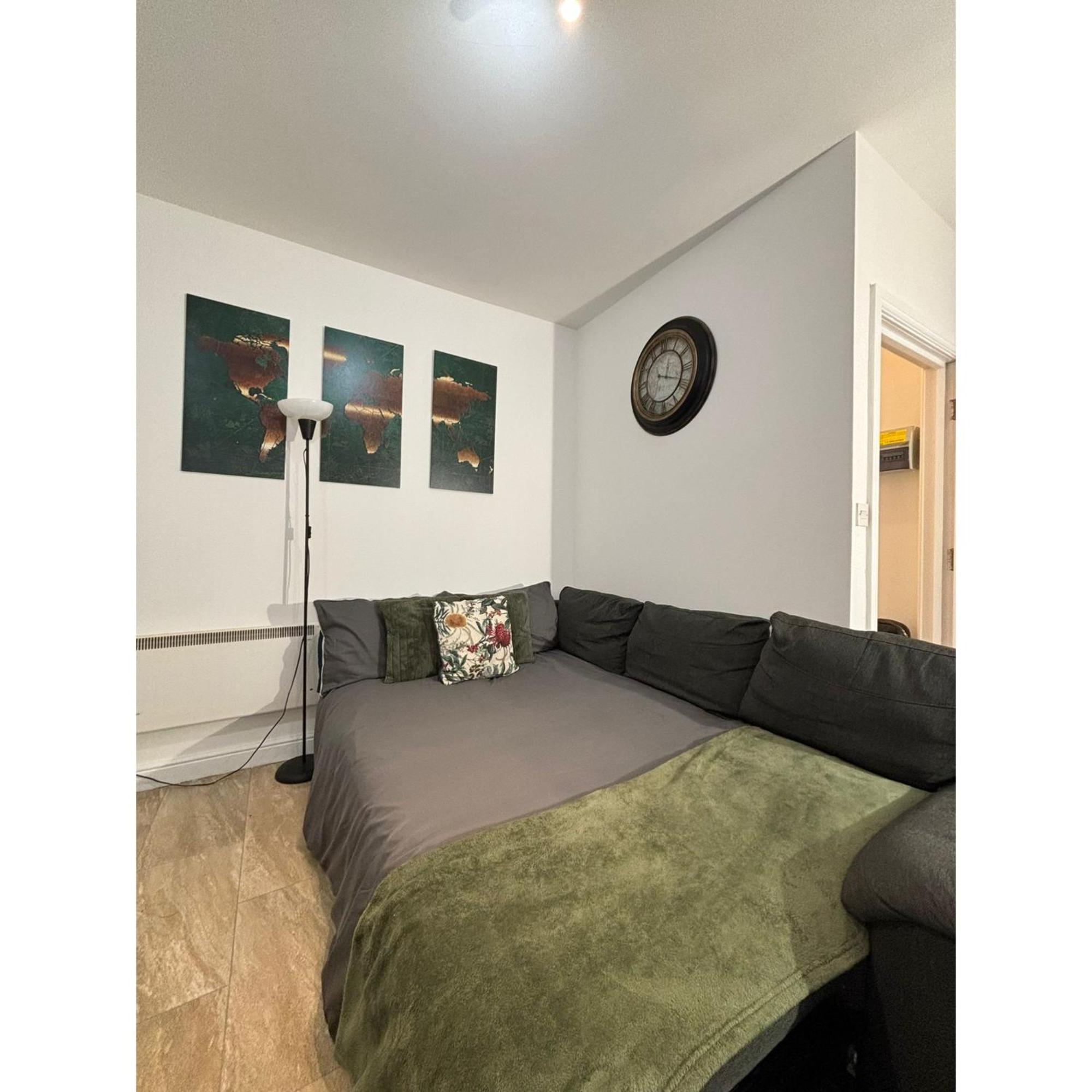 Enjoy A Spacious Lounge With A Cozy Sofa Bed And A Private Ensuite Bedroom Wednesbury Dış mekan fotoğraf