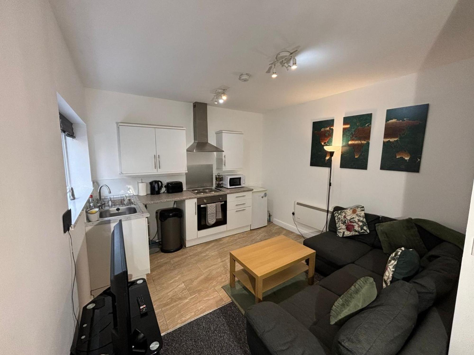 Enjoy A Spacious Lounge With A Cozy Sofa Bed And A Private Ensuite Bedroom Wednesbury Dış mekan fotoğraf