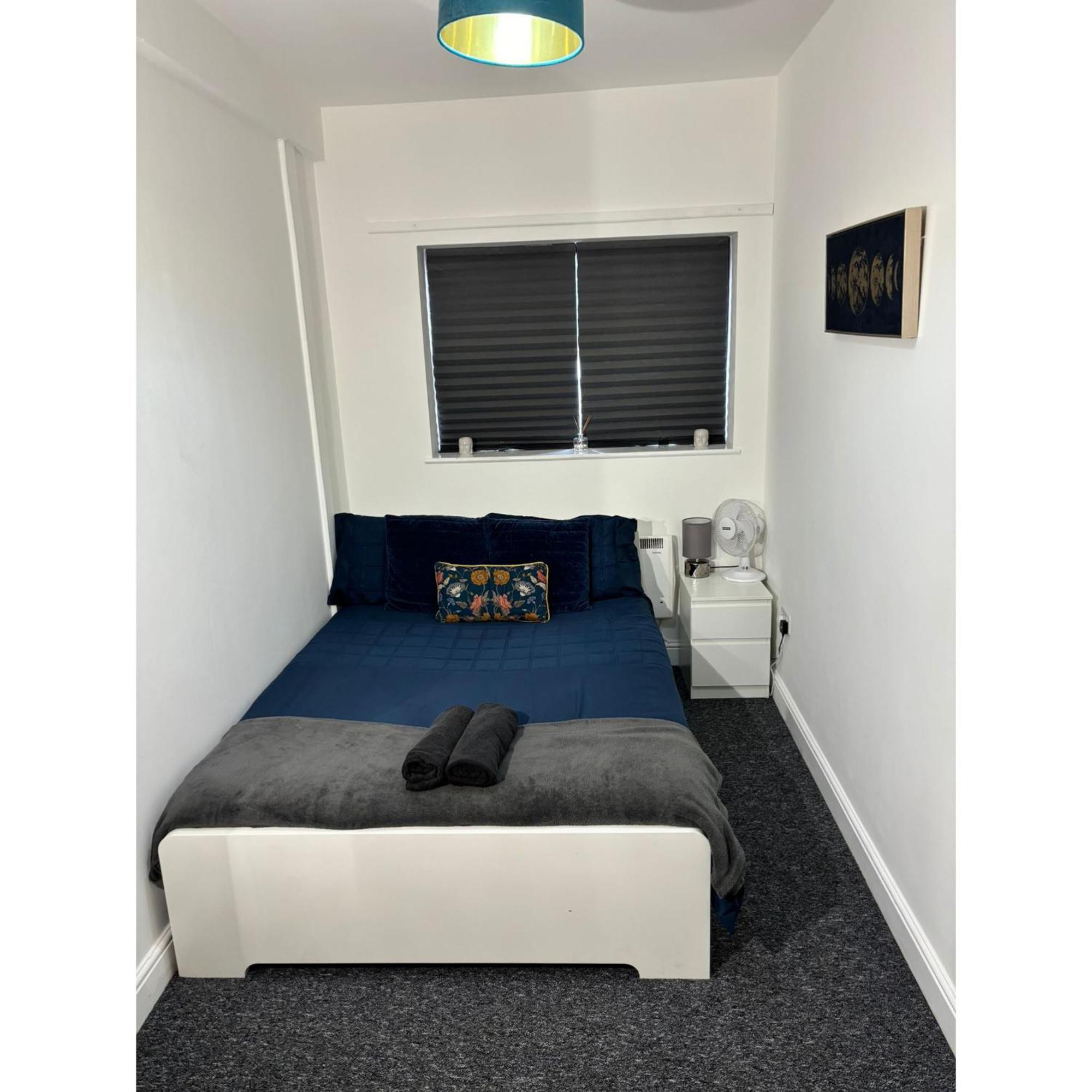 Enjoy A Spacious Lounge With A Cozy Sofa Bed And A Private Ensuite Bedroom Wednesbury Dış mekan fotoğraf