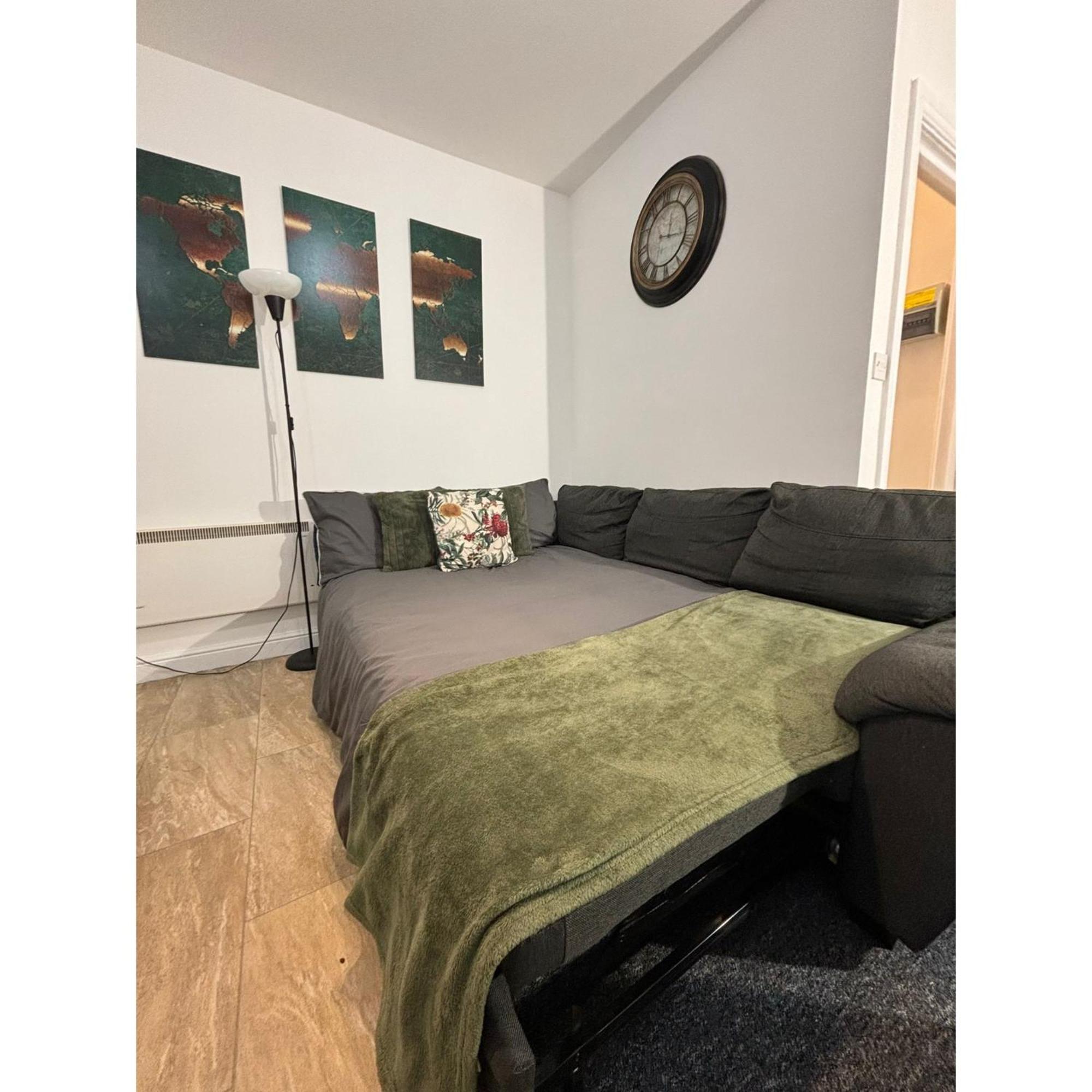 Enjoy A Spacious Lounge With A Cozy Sofa Bed And A Private Ensuite Bedroom Wednesbury Dış mekan fotoğraf