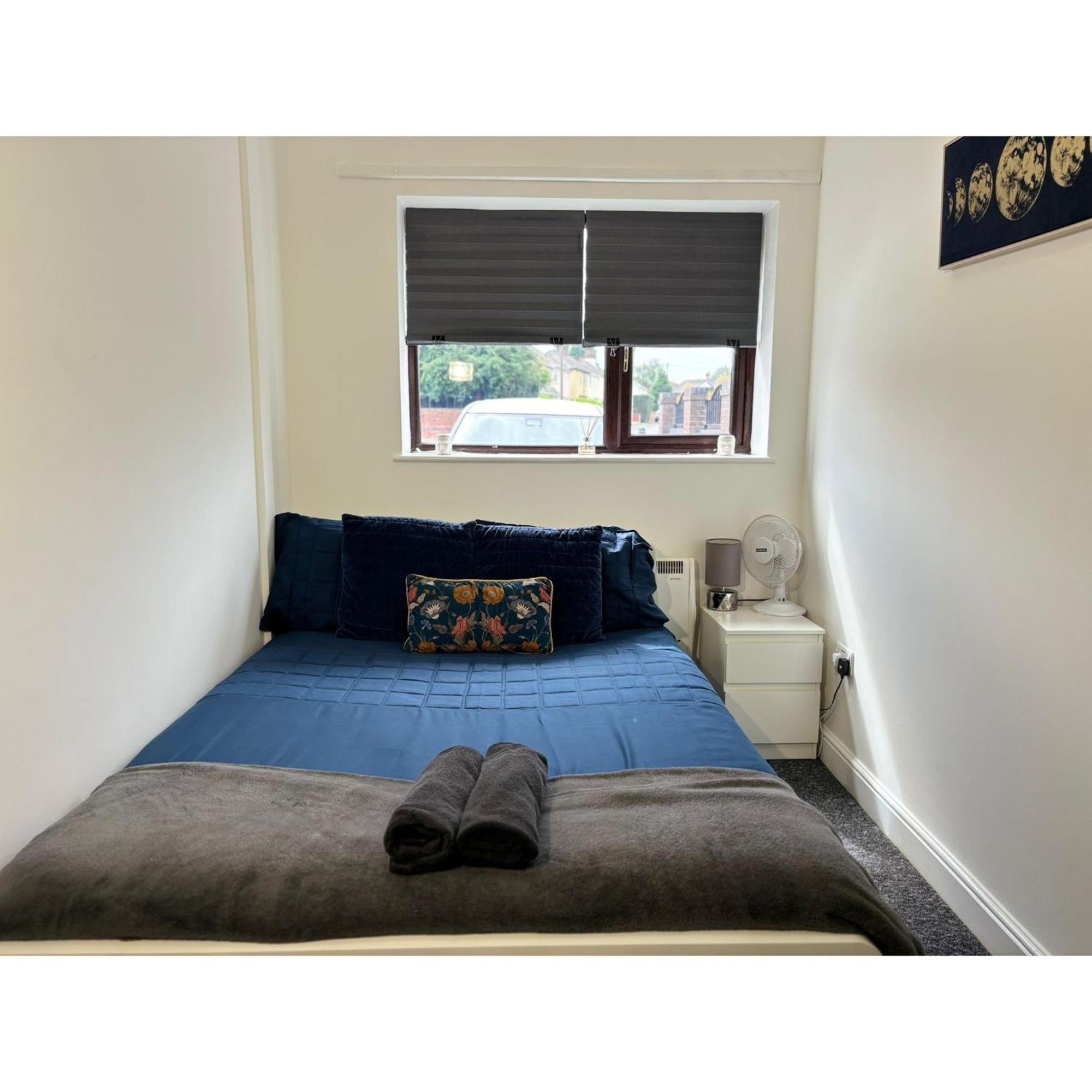 Enjoy A Spacious Lounge With A Cozy Sofa Bed And A Private Ensuite Bedroom Wednesbury Dış mekan fotoğraf